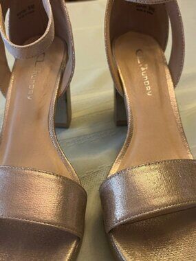 CL by Laundry Women's Shimmering Gold Heels size 9